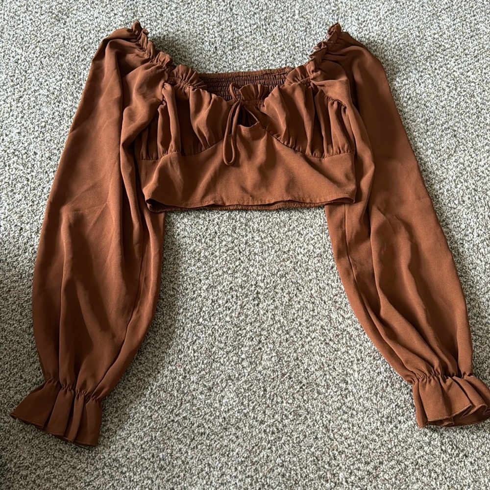 Women’s puffy sleeve shirt